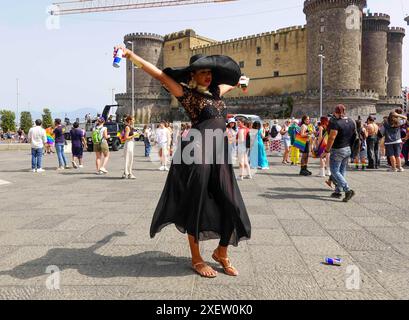 Neapel, Italien. Juni 2024, Neapel, Neapel, italien: 29.06.2024, während des Gay Pride 2024 in Neapel marschierte eine große Präsenz von Menschen in mehreren Farben von der Piazza Municipio zur Piazza Dante in Neapel (Foto: © Fabio Sasso/ZUMA Press Wire) NUR REDAKTIONELLE VERWENDUNG! Nicht für kommerzielle ZWECKE! Quelle: ZUMA Press, Inc./Alamy Live News Stockfoto