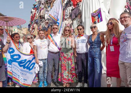 Neapel, Italien. Juni 2024, Neapel, Neapel, italien: 29.06.2024, während des Gay Pride 2024 in Neapel marschierte eine große Präsenz von Menschen in mehreren Farben von der Piazza Municipio zur Piazza Dante in Neapel (Foto: © Fabio Sasso/ZUMA Press Wire) NUR REDAKTIONELLE VERWENDUNG! Nicht für kommerzielle ZWECKE! Quelle: ZUMA Press, Inc./Alamy Live News Stockfoto