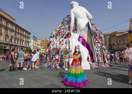 Neapel, Italien. Juni 2024, Neapel, Neapel, italien: 29.06.2024, während des Gay Pride 2024 in Neapel marschierte eine große Präsenz von Menschen in mehreren Farben von der Piazza Municipio zur Piazza Dante in Neapel (Foto: © Fabio Sasso/ZUMA Press Wire) NUR REDAKTIONELLE VERWENDUNG! Nicht für kommerzielle ZWECKE! Quelle: ZUMA Press, Inc./Alamy Live News Stockfoto