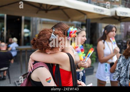 Neapel, Italien. Juni 2024, Neapel, Neapel, italien: 29.06.2024, während des Gay Pride 2024 in Neapel marschierte eine große Präsenz von Menschen in mehreren Farben von der Piazza Municipio zur Piazza Dante in Neapel (Foto: © Fabio Sasso/ZUMA Press Wire) NUR REDAKTIONELLE VERWENDUNG! Nicht für kommerzielle ZWECKE! Quelle: ZUMA Press, Inc./Alamy Live News Stockfoto