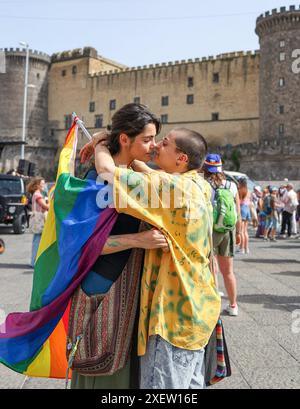 Neapel, Italien. Juni 2024, Neapel, Neapel, italien: 29.06.2024, während des Gay Pride 2024 in Neapel marschierte eine große Präsenz von Menschen in mehreren Farben von der Piazza Municipio zur Piazza Dante in Neapel (Foto: © Fabio Sasso/ZUMA Press Wire) NUR REDAKTIONELLE VERWENDUNG! Nicht für kommerzielle ZWECKE! Quelle: ZUMA Press, Inc./Alamy Live News Stockfoto