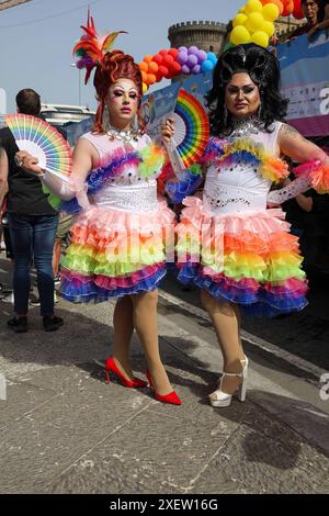 Neapel, Italien. Juni 2024, Neapel, Neapel, italien: 29.06.2024, während des Gay Pride 2024 in Neapel marschierte eine große Präsenz von Menschen in mehreren Farben von der Piazza Municipio zur Piazza Dante in Neapel (Foto: © Fabio Sasso/ZUMA Press Wire) NUR REDAKTIONELLE VERWENDUNG! Nicht für kommerzielle ZWECKE! Quelle: ZUMA Press, Inc./Alamy Live News Stockfoto