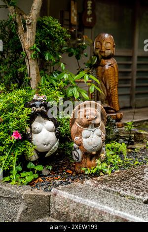 Statuen eines Paares Tanuki, japanischer Waschbärhund, vor einem Restaurant, im Bezirk Higashiyama, Kyoto-Stadt, Japan Stockfoto