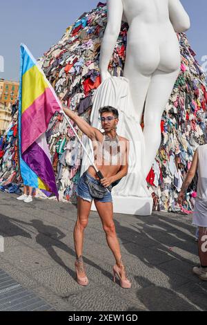 Neapel, Italien. Juni 2024, Neapel, Neapel, italien: 29.06.2024, während des Gay Pride 2024 in Neapel marschierte eine große Präsenz von Menschen in mehreren Farben von der Piazza Municipio zur Piazza Dante in Neapel (Foto: © Fabio Sasso/ZUMA Press Wire) NUR REDAKTIONELLE VERWENDUNG! Nicht für kommerzielle ZWECKE! Quelle: ZUMA Press, Inc./Alamy Live News Stockfoto