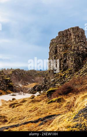 Felsige Gipfel in nordischer Landschaft, thingvellir Nationalpark mit spektakulären Landschaften und Steinhügeln in island. Felsformationen aus dem Hochland bilden Klippen in der Nähe des isländischen Tals. Stockfoto