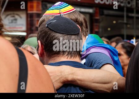 Soho, London, Großbritannien. Juni 2024. Großbritanniens größte jüdische LGBT-Wohltätigkeitsorganisation musste sich dieses Jahr aus London Pride zurückziehen, da Pride in London die Sicherheit jüdischer Demonstranten nicht garantieren konnte. Dies ist das größte Ereignis in der britischen Geschichte, von dem Juden ausgeschlossen wurden. Anstatt die London Pride Parade als Judenrein (jüdisch frei) zu bezeichnen, veranstaltete die Gemeinde ihre eigene „Jewish Pride Party“, in der jüdische und nichtjüdische, LGBTQ+ und Hetero, gemeinsam Pride feiern konnten. Quelle: Amanda Rose/Alamy Live News Stockfoto