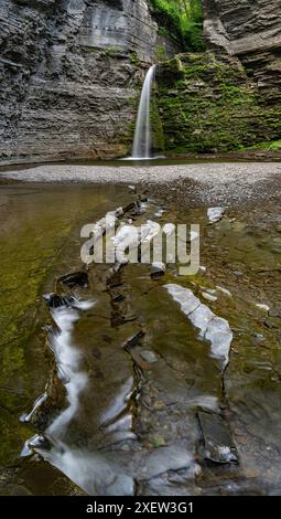 Die Ragle Cliff Falls ergießen sich aus einer Öffnung in den Schluchtwänden im Havana Glen County Park, Tompkins County, New York Stockfoto