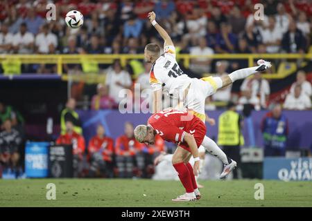 Dortmund, Deutschland. Juni 2024. DORTMUND, BVB-Stadion, 29-06-2024, Fußball-Europameisterschaft Euro2024, Achtelfinale Nr. 37 zwischen Deutschland und Dänemark. /;lr Dänemark Spieler Jonas Wind, deutscher Spieler Waldemar Anton Credit: Pro Shots/Alamy Live News Stockfoto