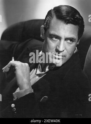 Ein Publicity Portrait of CARY GRANT, aufgenommen zu der Zeit, als er in der BERÜCHTIGTEN Ausgabe 1946 von ALFRED HITCHCOCK bei RKO Radio Pictures erschien Stockfoto