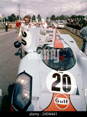 US-amerikanischer Schauspieler STEVE McQUEEN mit dem berühmten GULF PORSCHE 917 in LE MANS 1971 Regisseur LEE H. KATZIN geschrieben von HARRY KLEINER Music MICHEL LEGRAND Solar Productions / Cinema Center Films Stockfoto