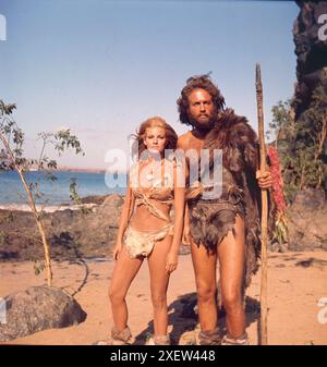 RAQUEL WELCH als Loana und JOHN RICHARDSON als Tumak in EINER MILLION JAHREN v. Chr. 1966 Regisseur DON CHAFFEY Drehbuch MICHAEL CARRERAS Visual Effects RAY HARRYHAUSEN Musik MARIO NASCIMBENE Kostümdesigner CARL TOMS A Hammer Film Production / Warner-Pathe Stockfoto