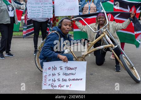 Glasgow Schottland, Großbritannien. Juni 2024. Auf dem George Square versammelte sich der kenianische Präsident William Ruto zum Austritt, während er gleichzeitig die Namen derjenigen zeigte, die bei Zusammenstößen mit der Polizei nach dem Sturm des kenianischen parlaments wegen der vorgeschlagenen Steueränderungen getötet wurden. Gutschrift: R.. Gass/Alamy Live News Stockfoto