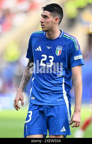 BERLIN, DEUTSCHLAND - 29. JUNI: Alessandro Bastoni aus Italien während des Spiels zwischen der Schweiz und Italien im Achtelfinale der UEFA EURO 2024 im Olympiastadion am 28. Juni 2024 in Berlin. Foto: Sebastian Frej Credit: Sebo47/Alamy Live News Stockfoto