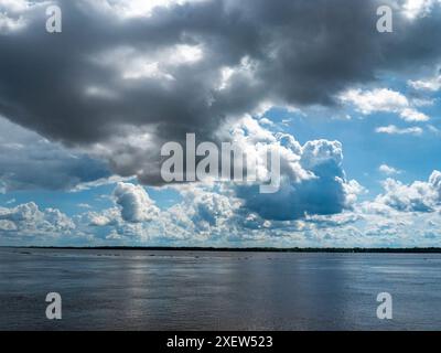 Landschaft am Amazonas (hier Solimões genannt) östlich von Anamã in Brasilien. Es gibt große Regenwolken über dem Fluss. Stockfoto