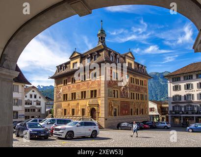 Schwyz, Schweiz - 18. Juni 2024: Das Rathaus von Schwyz ist ein parlament- und Gerichtsgebäude, bekannt für die historische Fassadenmalerei von Ferdinand Stockfoto