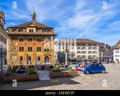 Schwyz, Schweiz - 18. Juni 2024: Das Rathaus von Schwyz ist ein parlament- und Gerichtsgebäude, bekannt für die historische Fassadenmalerei von Ferdinand Stockfoto