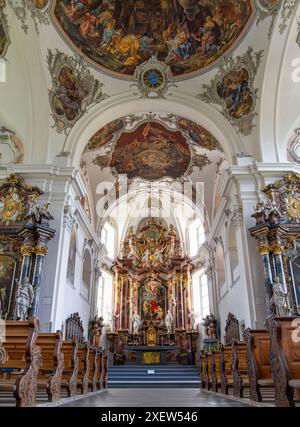 Schwyz, Schweiz - 18. Juni 2024: Die Pfarrkirche St. Martin ist eine spätbarocke Hallenkirche Stockfoto