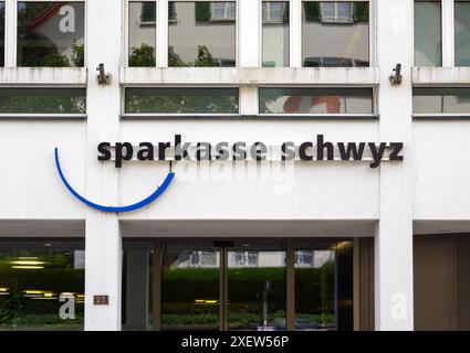 Schwyz, Schweiz - 18. Juni 2024: Die Sparkasse Schwyz ist eine regionale Sparkasse mit Sitz im Kanton Schwyz in der Schweiz Stockfoto