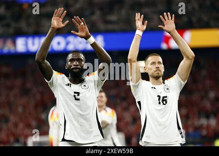 Dortmund - (l-r) Antonio Rudiger aus Deutschland und Waldemar Anton aus Deutschland feiern den Sieg 2-0 nach dem Achtelfinale der UEFA EURO 2024 zwischen Deutschland und Dänemark im BVB Stadion Dortmund am 29. Juni 2024 in Dortmund. ANP | Hollandse Hoogte | MAURICE VAN STEEN Stockfoto