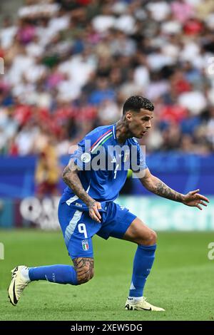 BERLIN, DEUTSCHLAND - 29. JUNI: Gianluca Scamacca von Italien während des Spiels zwischen der Schweiz und Italien im Achtelfinale der UEFA EURO 2024 im Olympiastadion am 28. Juni 2024 in Berlin. Foto: Sebastian Frej Credit: Sebo47/Alamy Live News Stockfoto