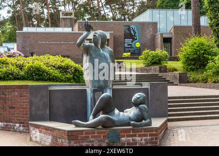 Bacchus-Brunnen von Waldemar Otto (2010) vor der Großen Kunstschau in Worpswede. Bergstraße, Worpswede, Niedersachsen, Deutschland Stockfoto