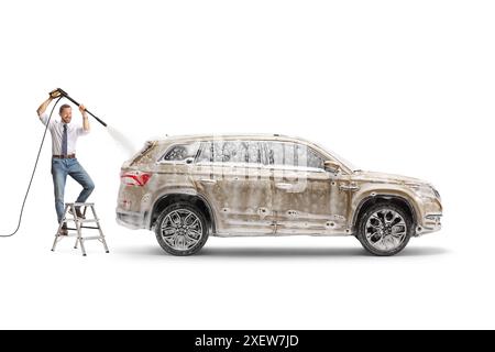 Mann auf einer Leiter mit einer Hochdruckreiniger-Maschine und Reinigung eines SUV isoliert auf weißem Hintergrund Stockfoto