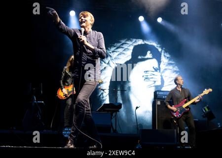 Eden Project, Bodelva, Großbritannien 29. Juni 2024. "Suede tritt bei den Eden Sessions 2024 auf, die im ikonischen Eden Project in Bodelva, Cornwall, Großbritannien, stattfinden. Die Band spielt den rätselhaften Frontmann Brett Anderson und hat eine Vielzahl von Hits über drei Jahrzehnte und darüber hinaus… Quelle: Mark Passmore/ Alamy Live News Stockfoto