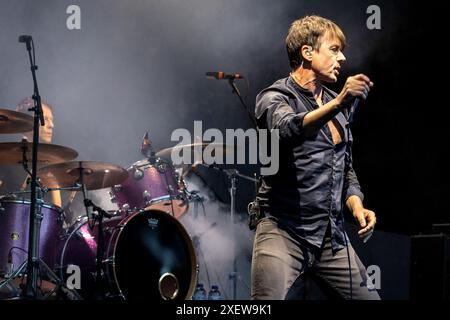 Eden Project, Bodelva, Großbritannien 29. Juni 2024. "Suede tritt bei den Eden Sessions 2024 auf, die im ikonischen Eden Project in Bodelva, Cornwall, Großbritannien, stattfinden. Die Band spielt den rätselhaften Frontmann Brett Anderson und hat eine Vielzahl von Hits über drei Jahrzehnte und darüber hinaus… Quelle: Mark Passmore/ Alamy Live News Stockfoto