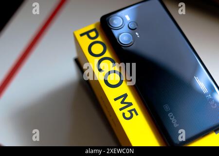 Paraguay. Juni 2024. In dieser Fotoabbildung die Verpackung eines POCO M5 Smartphones. Das Gerät verfügt über eine 50-Megapixel-Kamera. (Foto von Jaque Silva/SOPA Images/SIPA USA) *** ausschließlich für redaktionelle Nachrichten *** Credit: SIPA USA/Alamy Live News Stockfoto