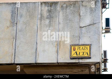 Plaza Alta Straßenschild auf dem Hauptplatz Algeciras, Spanien. Stockfoto