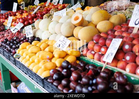 Lebendiger Obststand am Pike Place Market mit verschiedenen Beeren und Früchten Stockfoto