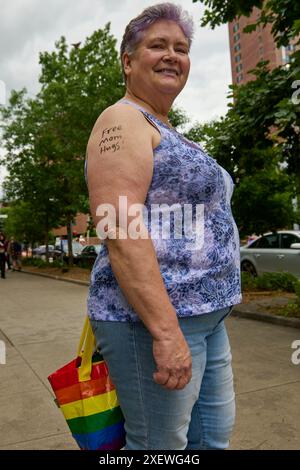 Minneapolis, Minnesota, USA. Juni 2024. Eine Mutter mit „Free Mom Hugs“ auf ihrem Arm feiert die Akzeptanz und Einbeziehung der LGBTQ während des jährlichen Pride Festivals im Loring Park am Samstag, den 29. Juni 2024. (Kreditbild: © Dominic Gwinn/ZUMA Press Wire) NUR REDAKTIONELLE VERWENDUNG! Nicht für kommerzielle ZWECKE! Quelle: ZUMA Press, Inc./Alamy Live News Stockfoto