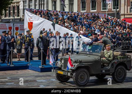 Den Haag, Südholland, Niederlande. Juni 2024. Der niederländische König WILLEM-ALEXANDER grüßt Militärveteranen, während sie während einer Veteranentag-Parade vorbeifahren. Am 29. Juni 2024 feierten die Niederlande den Tag der Veteranen zum 20. Jahrestag. (Kreditbild: © James Petermeier/ZUMA Press Wire) NUR REDAKTIONELLE VERWENDUNG! Nicht für kommerzielle ZWECKE! Stockfoto