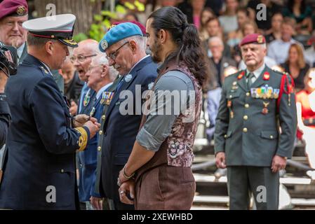 Den Haag, Südholland, Niederlande. Juni 2024. Militärveteranen und Militärangehörige werden während des Veteranentages in den Niederlanden mit verschiedenen Medaillen ausgezeichnet. Am 29. Juni 2024 feierten die Niederlande den Tag der Veteranen zum 20. Jahrestag. (Kreditbild: © James Petermeier/ZUMA Press Wire) NUR REDAKTIONELLE VERWENDUNG! Nicht für kommerzielle ZWECKE! Stockfoto