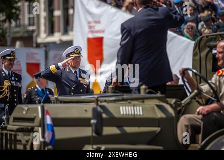 Den Haag, Südholland, Niederlande. Juni 2024. Der niederländische König WILLEM-ALEXANDER grüßt Militärveteranen, während sie während einer Veteranentag-Parade vorbeifahren. Am 29. Juni 2024 feierten die Niederlande den Tag der Veteranen zum 20. Jahrestag. (Kreditbild: © James Petermeier/ZUMA Press Wire) NUR REDAKTIONELLE VERWENDUNG! Nicht für kommerzielle ZWECKE! Stockfoto