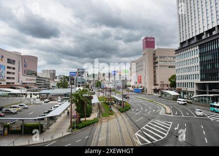 Das Hotel Solaria Nishitetsu und die Gebäude rund um den JR-Bahnhof Kagoshima, Japan. Stockfoto