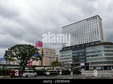 Das Hotel Solaria Nishitetsu und die Gebäude rund um den JR-Bahnhof Kagoshima, Japan. Stockfoto