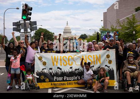 Washington DC, USA. Juni 2024. Demonstranten beim Marsch der Armen auf der Pennsylvania Avenue in Washington DC, USA am 29. Juni 2024. Der Marsch fordert wirtschaftliche und Menschenrechte für arme Amerikaner mit unterschiedlichem Hintergrund. Die Kampagne der Armen ist von dem Wunsch nach wirtschaftlicher Gerechtigkeit motiviert: Der Idee, dass alle Menschen haben sollten, was sie zum Leben brauchen. Quelle: Aashish Kiphayet/Alamy Live News Stockfoto