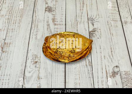 Typische Empanada aus Chile, gefüllt mit Käse, Chorizo ​​​​and Zwiebeln Stockfoto