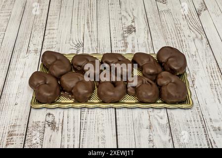 Klassischer Kuchen mit Schokoladen- und Sahnefüllung Stockfoto