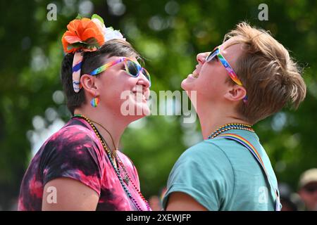 Santa Fe, Usa. Juni 2024. Tarah Glenn, Linke, und Jean Stubbs aus Albuquerque, N.M. feiern, nachdem Glenn Stubbs während der Santa Fe PRIDE Drive Parade & PRIDE on the Plaza am 29. Juni 2024 in Santa Fe, New Mexico einen Antrag gestellt hatte. Die 31. Jahrestagung findet statt, da die Sorgen um die Zukunft der LGBTQ-Rechte landesweit bestehen. (Foto: Sam Wasson/SIPA USA) Credit: SIPA USA/Alamy Live News Stockfoto