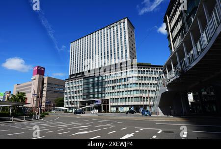 Das Hotel Solaria Nishitetsu und die Gebäude rund um den JR-Bahnhof Kagoshima, Japan. Stockfoto