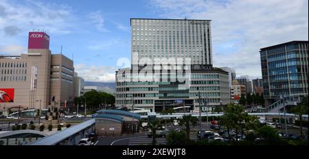 Das Hotel Solaria Nishitetsu und die Gebäude rund um den JR-Bahnhof Kagoshima, Japan. Stockfoto