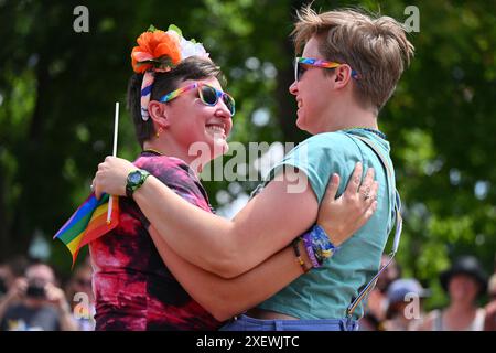 Santa Fe, Usa. Juni 2024. Tarah Glenn, Linke, und Jean Stubbs aus Albuquerque, N.M. feiern, nachdem Glenn Stubbs während der Santa Fe PRIDE Drive Parade & PRIDE on the Plaza am 29. Juni 2024 in Santa Fe, New Mexico einen Antrag gestellt hatte. Die 31. Jahrestagung findet statt, da die Sorgen um die Zukunft der LGBTQ-Rechte landesweit bestehen. (Foto: Sam Wasson/SIPA USA) Credit: SIPA USA/Alamy Live News Stockfoto