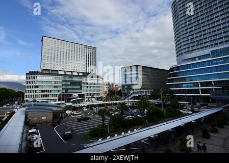 Das Hotel Solaria Nishitetsu und die Gebäude rund um den JR-Bahnhof Kagoshima, Japan. Stockfoto