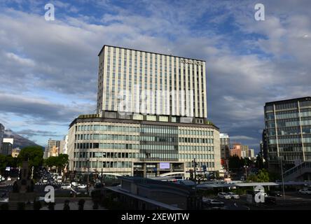 Das Hotel Solaria Nishitetsu und die Gebäude rund um den JR-Bahnhof Kagoshima, Japan. Stockfoto