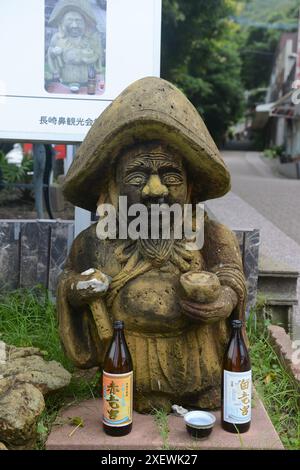 Wächter am Ryūgū-Schrein am Kap Nagasakibana, Kyushu, Japan. Stockfoto