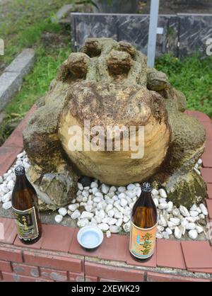 Wächter am Ryūgū-Schrein am Kap Nagasakibana, Kyushu, Japan. Stockfoto