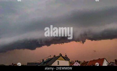 Schwere Gewitterfront zieht über Saarbrücken hinweg: Bedrohliche Gewitterfront mit atemberaubender Shelf-Cloud zieht in der Nacht über das Saarland - tief hängende Gewitterfront - heftige Blitze zucken im Sekundentakt am Nachthimmel, Blitzeinschläge eine schwere Unwetterfront zog am späten Samstagabend über das Saarland hinweg. Besonders schwer hat es hier Saarbrücken getroffen. Eine beeindruckende Gewitterfront mit einer vorausrückenden Shelf-Cloud, also einer tief hängenden, horizontal ausgerichteten Arcus-Wolk, sorgte für einen atemberaubenden und zugleich bedrohlichen Anblick am Nachthi Stockfoto