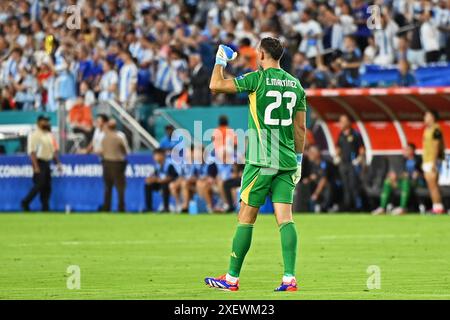 Miami Gardens, Usa. Juni 2024. Torhüter Emiliano Martinez aus Argentinien feiert das erste Tor seines Teams, das Lautaro Martinez beim CONMEBOL Copa America Gruppenspiel zwischen Argentinien und Peru am 29. Juni im Sun Life Stadium in Miami Gardens, USA erzielte. Foto: Rodrigo Caillaud/DiaEsportivo/Alamy Live News Credit: DiaEsportivo/Alamy Live News Stockfoto